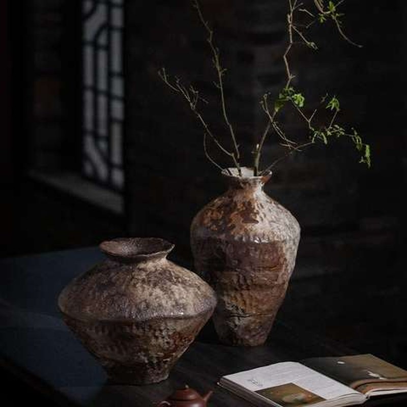 Bình hoa gốm sứ mộc mạc phong cách Wabi-sabi