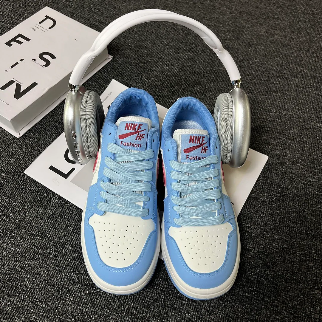Giày sneaker xanh dương/trắng phối màu, điểm nhấn nhãn đỏ rượu bên hông. Giày lười nam nữ phong cách retro đường phố. 2