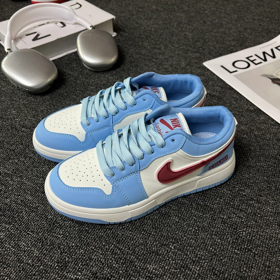 Giày sneaker xanh dương/trắng phối màu, điểm nhấn nhãn đỏ rượu bên hông. Giày lười nam nữ phong cách retro đường phố.