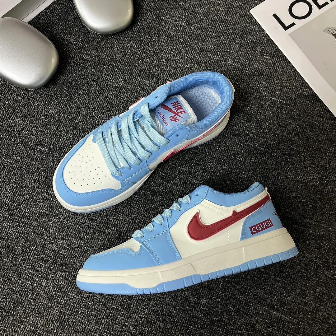 Giày sneaker xanh dương/trắng phối màu, điểm nhấn nhãn đỏ rượu bên hông. Giày lười nam nữ phong cách retro đường phố. 3