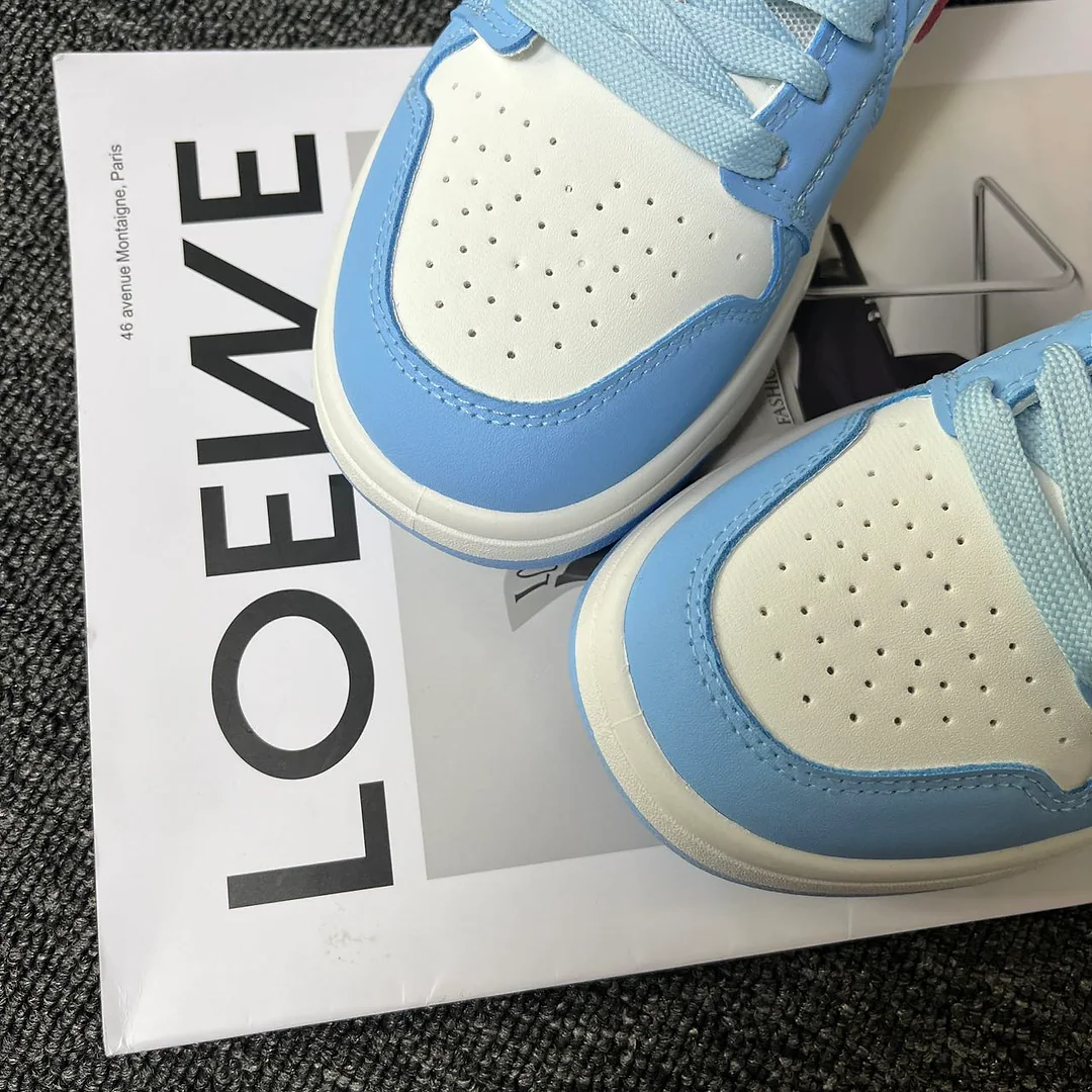 Giày sneaker xanh dương/trắng phối màu, điểm nhấn nhãn đỏ rượu bên hông. Giày lười nam nữ phong cách retro đường phố. 4