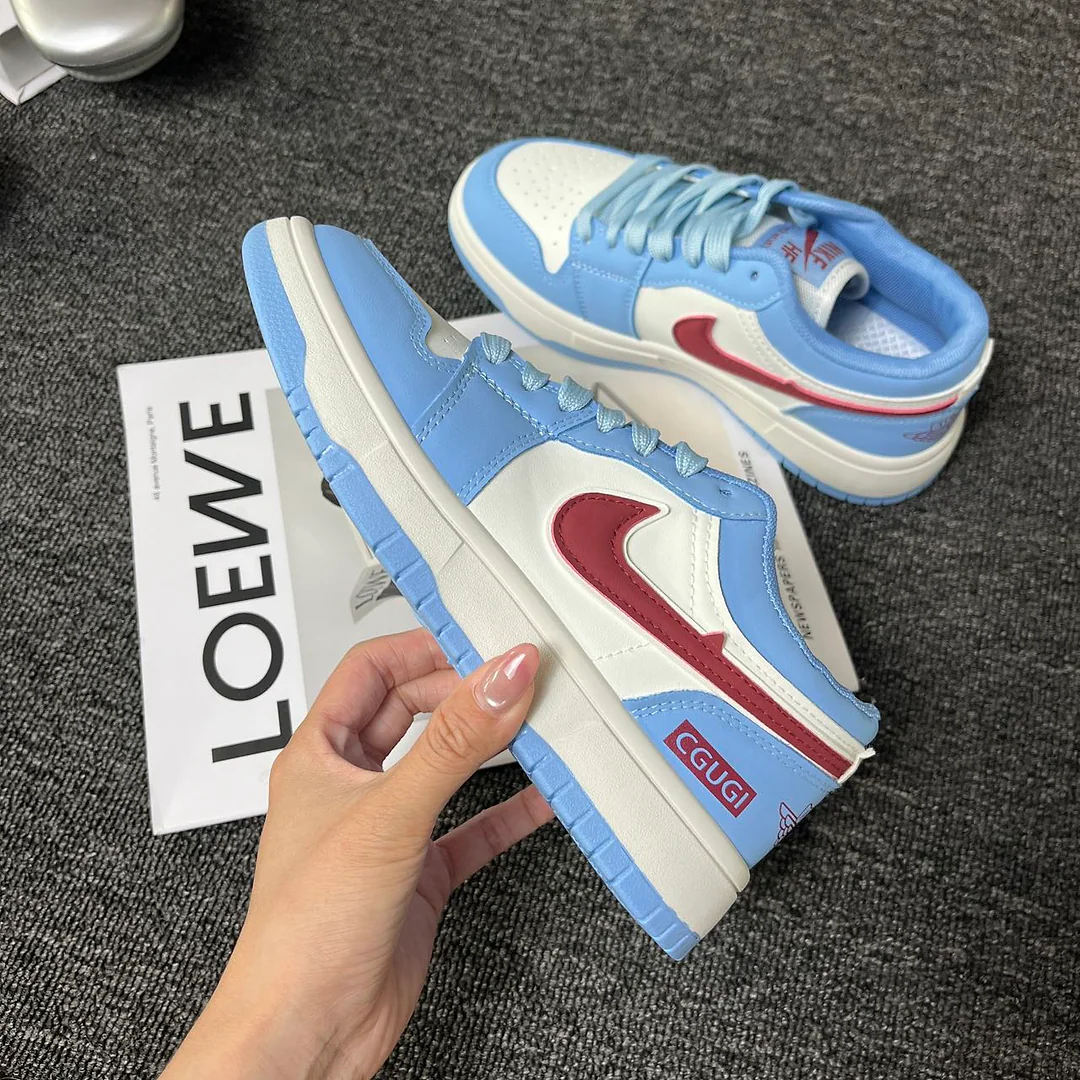 Giày sneaker xanh dương/trắng phối màu, điểm nhấn nhãn đỏ rượu bên hông. Giày lười nam nữ phong cách retro đường phố. 5
