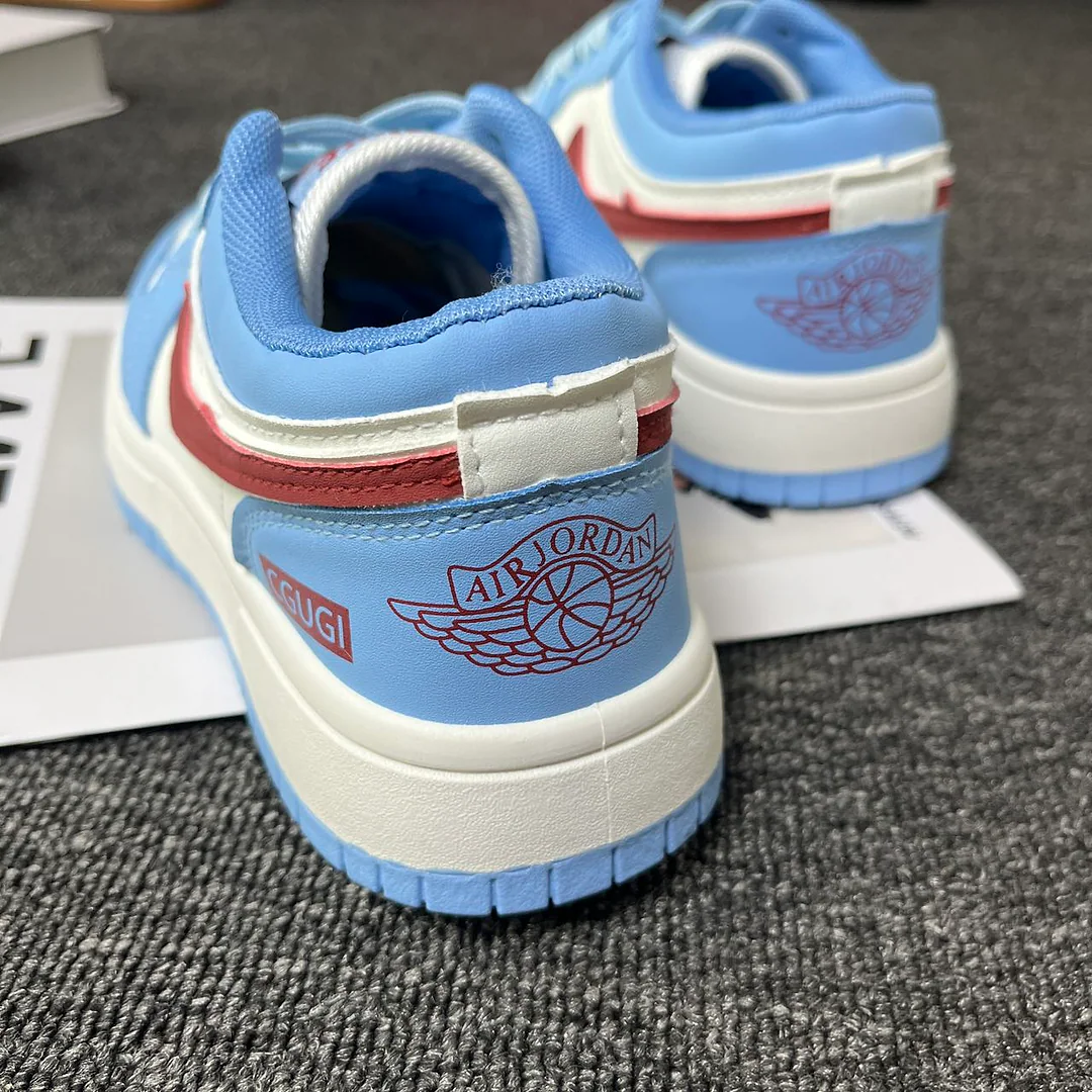 Giày sneaker xanh dương/trắng phối màu, điểm nhấn nhãn đỏ rượu bên hông. Giày lười nam nữ phong cách retro đường phố. 6