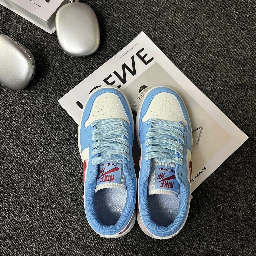 Giày sneaker xanh dương/trắng phối màu, điểm nhấn nhãn đỏ rượu bên hông. Giày lười nam nữ phong cách retro đường phố. 7