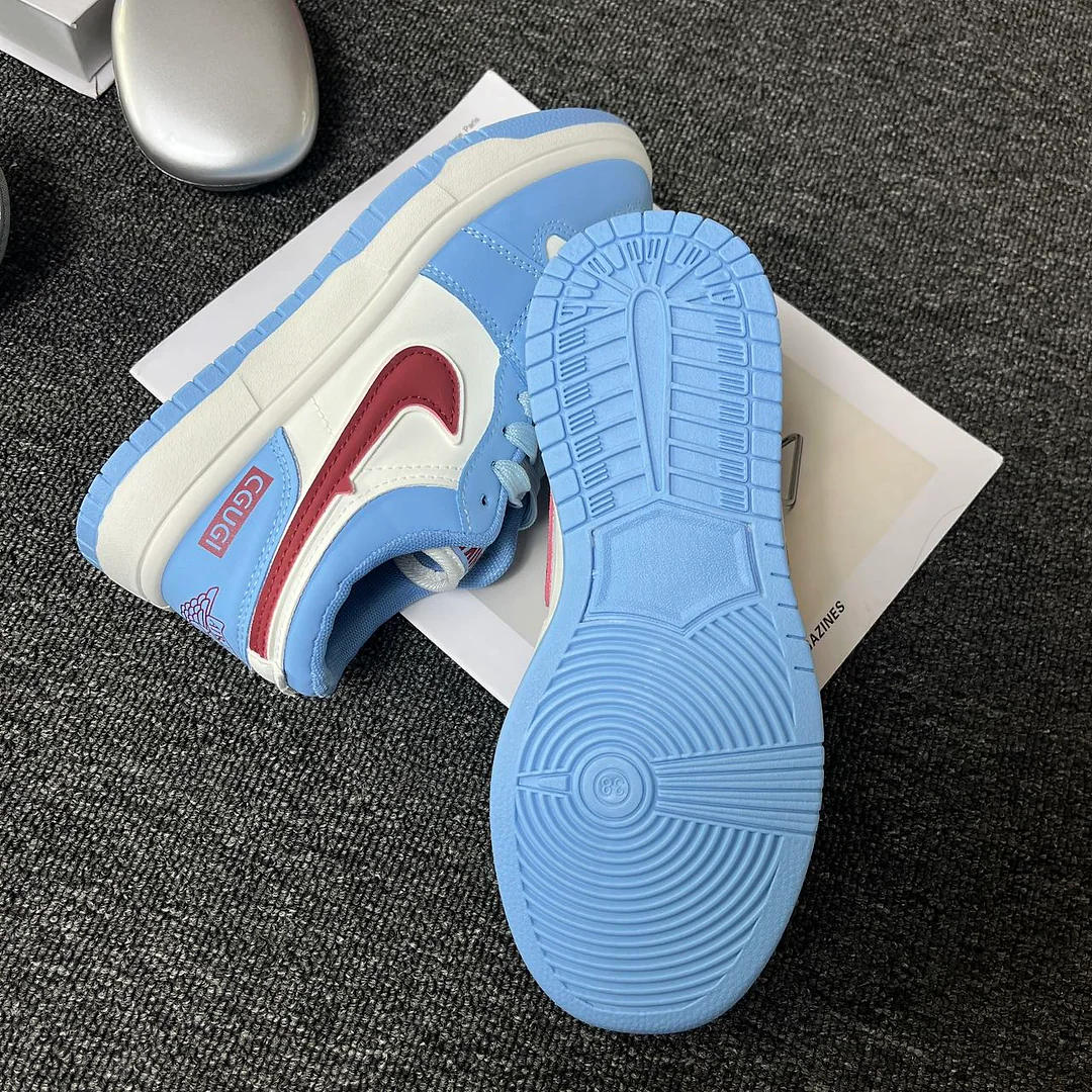 Giày sneaker xanh dương/trắng phối màu, điểm nhấn nhãn đỏ rượu bên hông. Giày lười nam nữ phong cách retro đường phố. 8