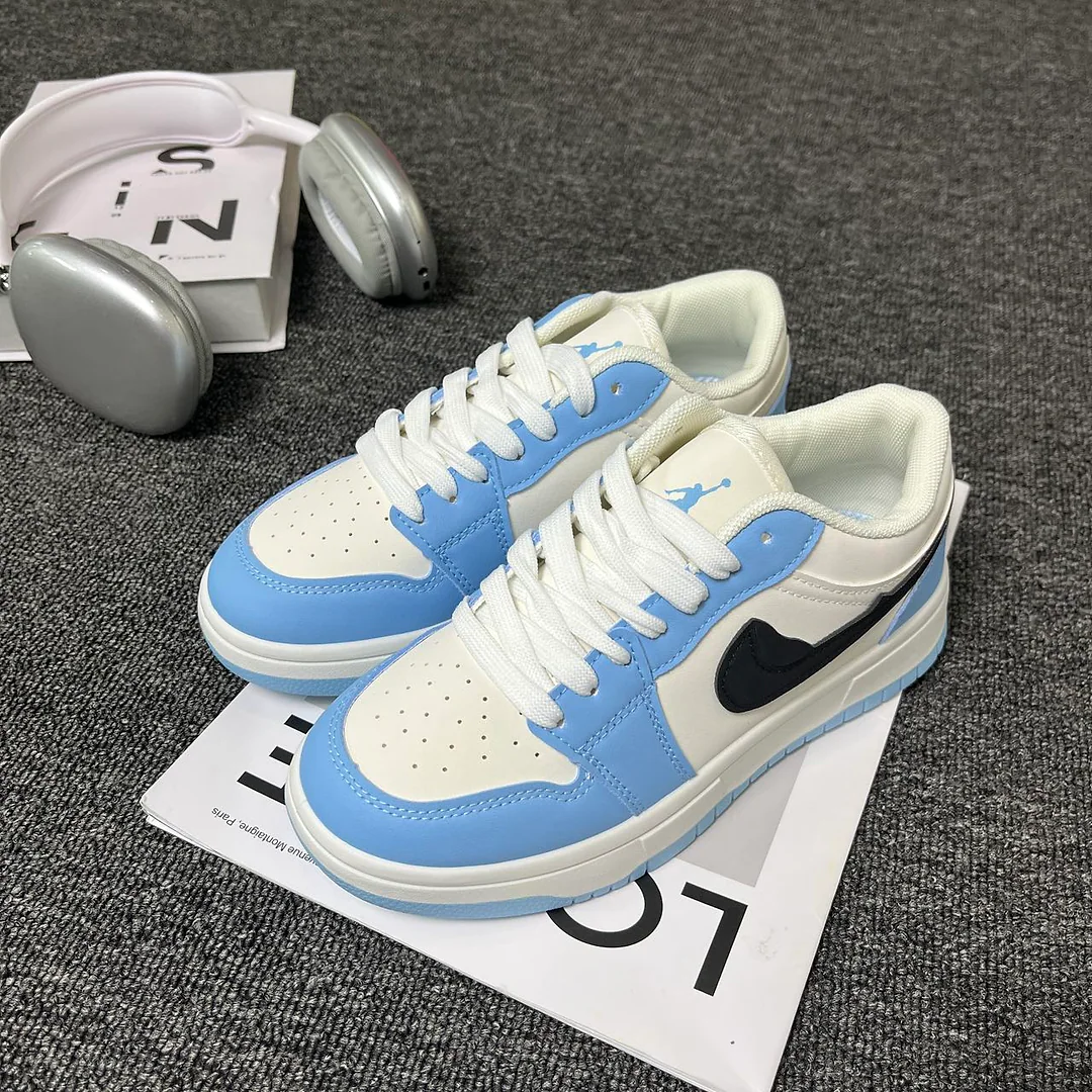 Giày sneaker trắng xanh kem, logo đen bên hông, phong cách retro nhẹ nhàng, unisex, dễ phối đồ