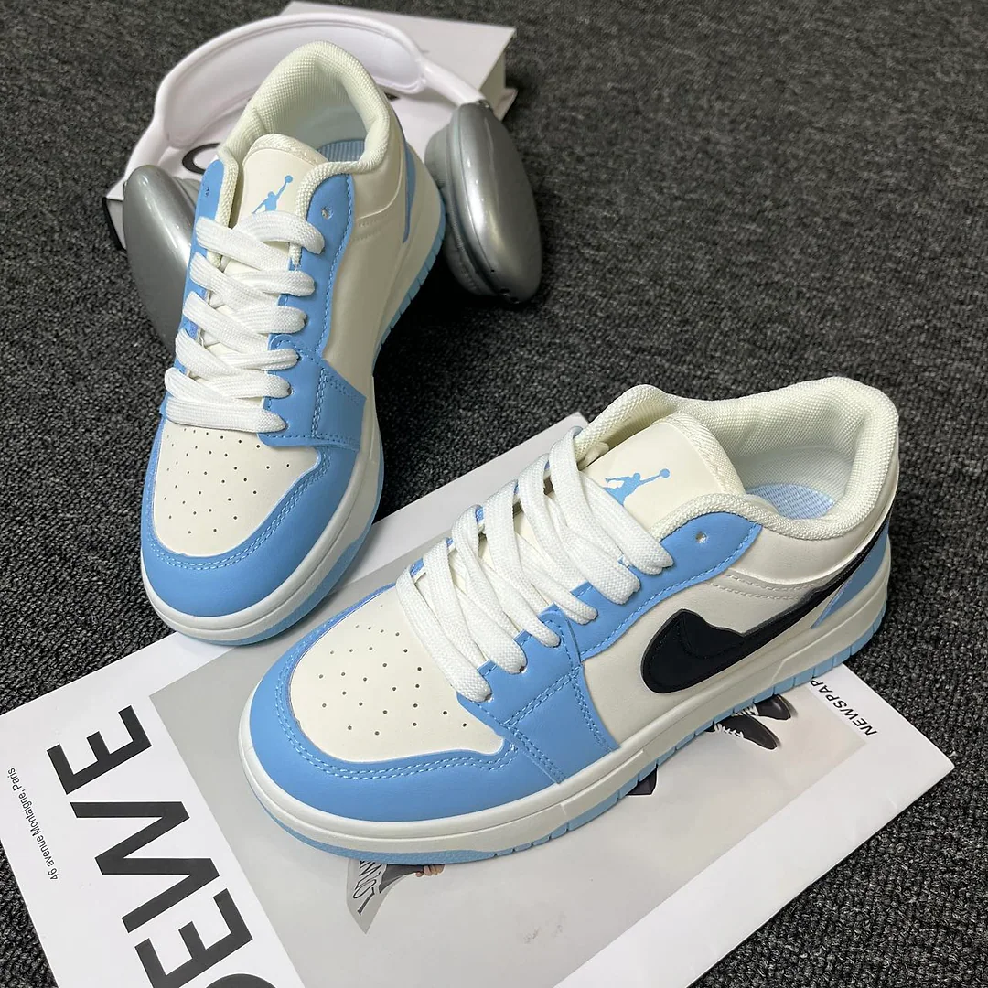 Giày sneaker trắng xanh kem, logo đen bên hông, phong cách retro nhẹ nhàng, unisex, dễ phối đồ 3