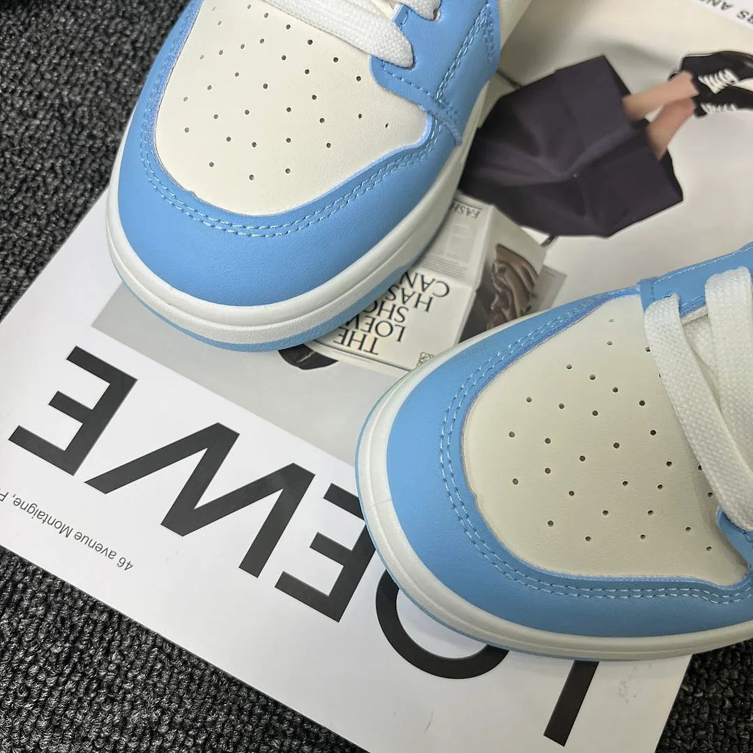 Giày sneaker trắng xanh kem, logo đen bên hông, phong cách retro nhẹ nhàng, unisex, dễ phối đồ 4