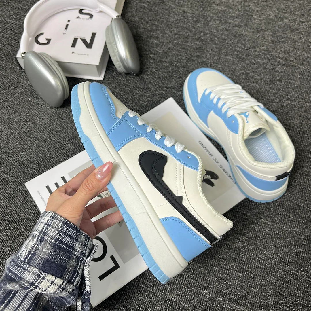 Giày sneaker trắng xanh kem, logo đen bên hông, phong cách retro nhẹ nhàng, unisex, dễ phối đồ 5