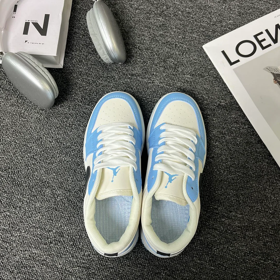 Giày sneaker trắng xanh kem, logo đen bên hông, phong cách retro nhẹ nhàng, unisex, dễ phối đồ 7