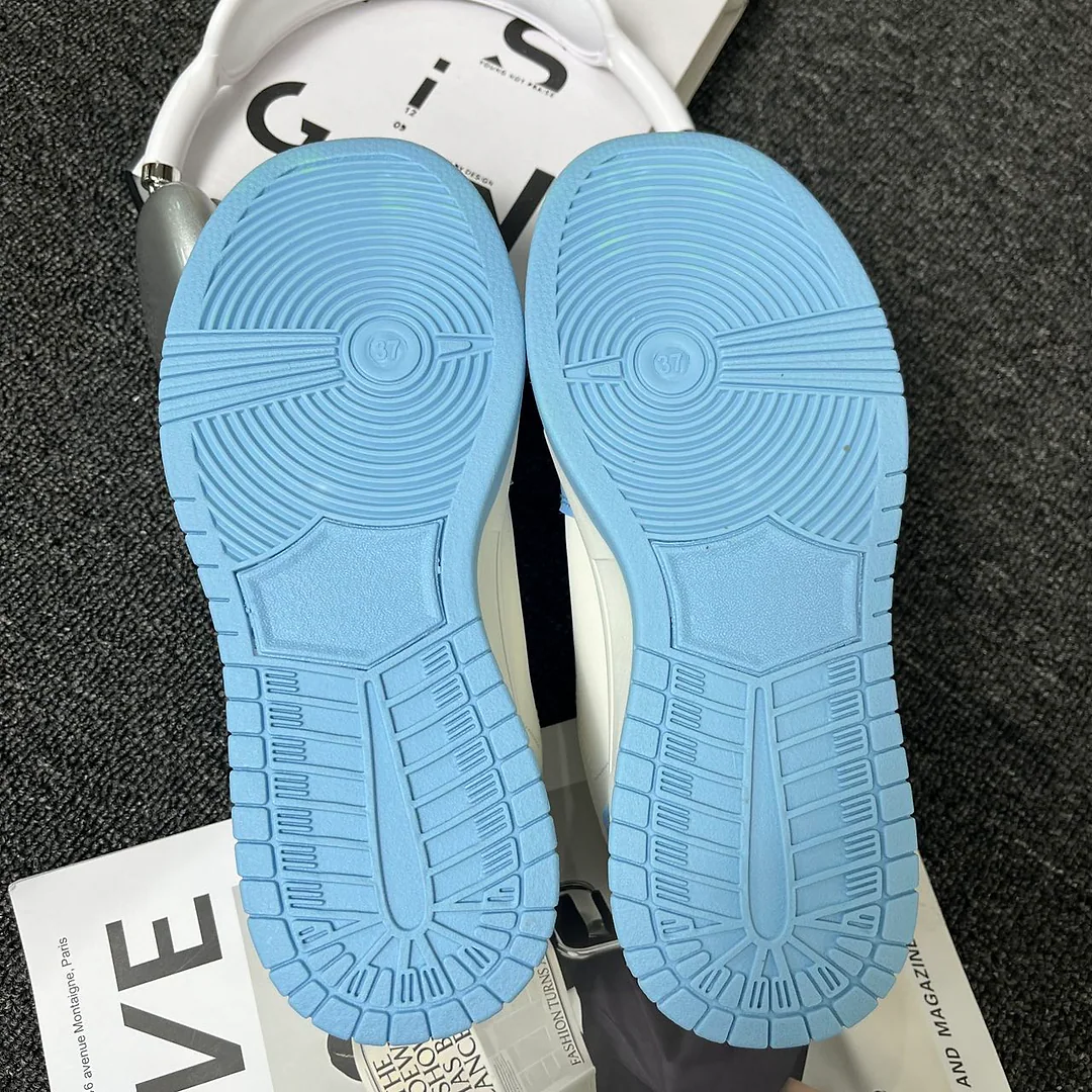 Giày sneaker trắng xanh kem, logo đen bên hông, phong cách retro nhẹ nhàng, unisex, dễ phối đồ 8